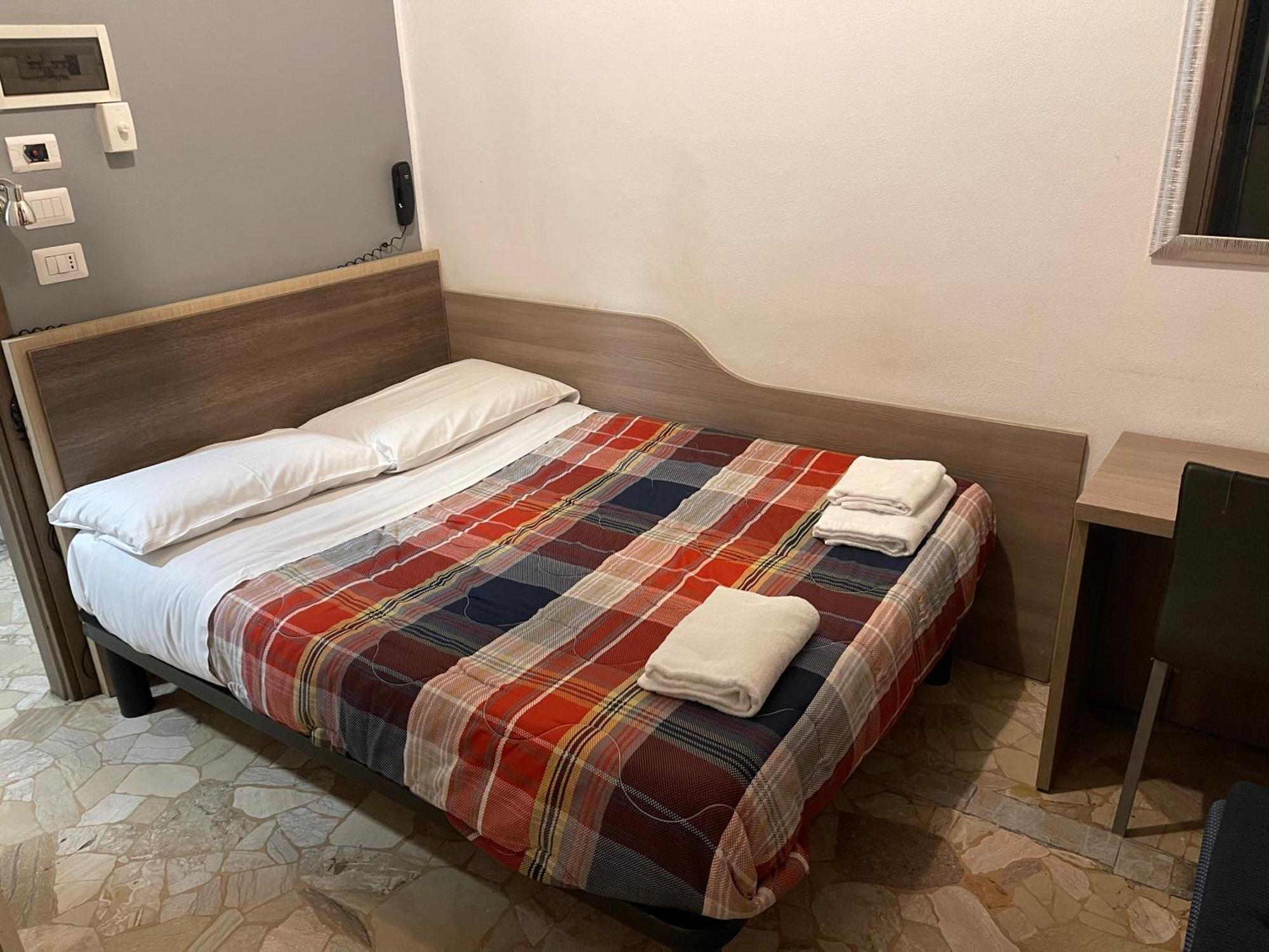 Hotel Bissi Милан Экстерьер фото